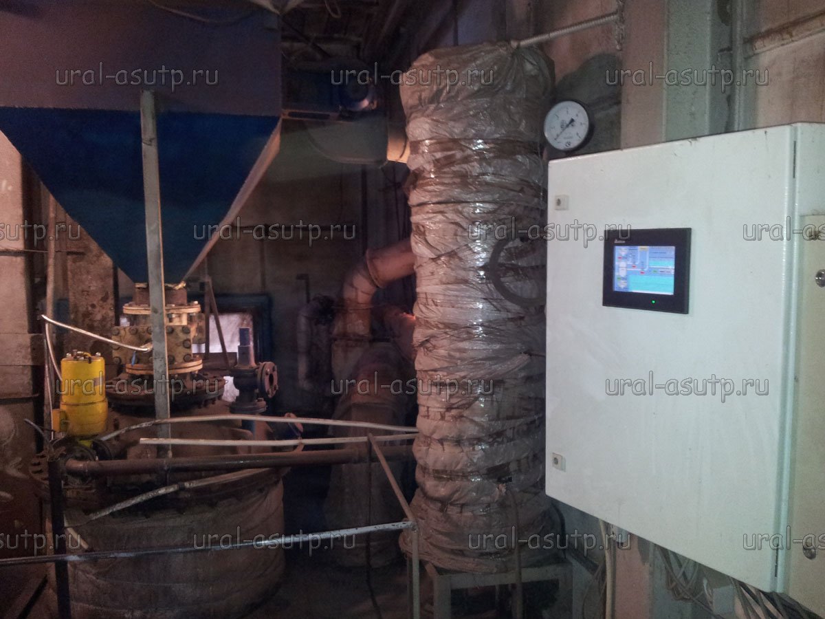 Шкаф управления на фоне котла shkaf upravleniya1